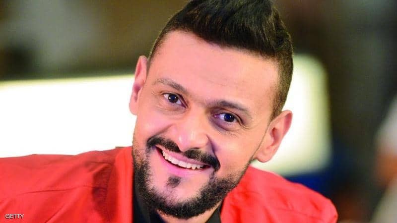 رامز جلال يحاول خلع "الجاكيت" على مسرح joy awards.. السبب؟