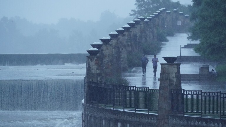 فيديو.. مدينة أمريكية تشهد "هطول أسماك" من السماء!