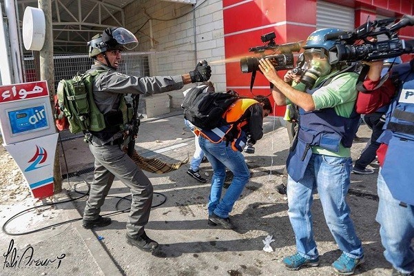 التجمع الإعلامي الديمقراطي يُدين اعتداء الاحتلال على الطواقم الصحفية