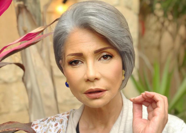 سوسن بدر تدعم منى زكي بعد أزمة «أصحاب ولا أعز»