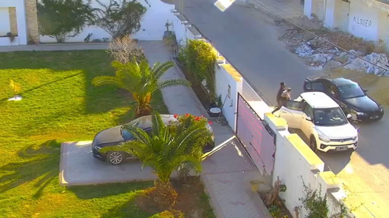 فيديو.. رجل يختطف زوجته بعملية "مبهمة" في دولة عربية