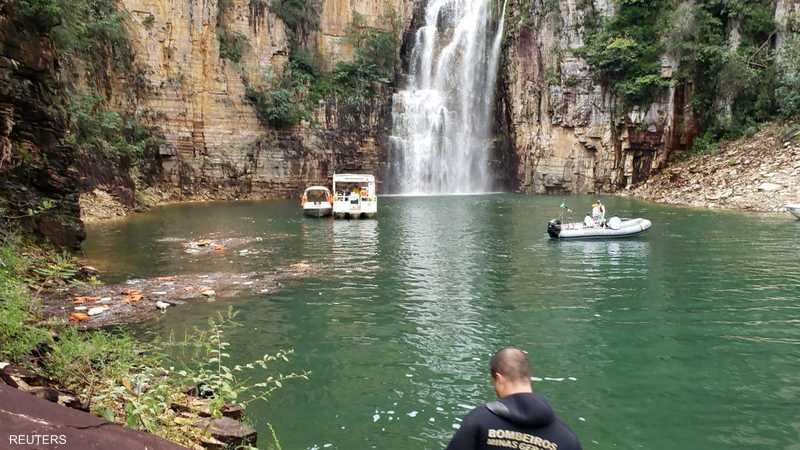 شاهد.. مقتل 6 وفقدان 20 في انهيار صخري عند شلال في البرازيل