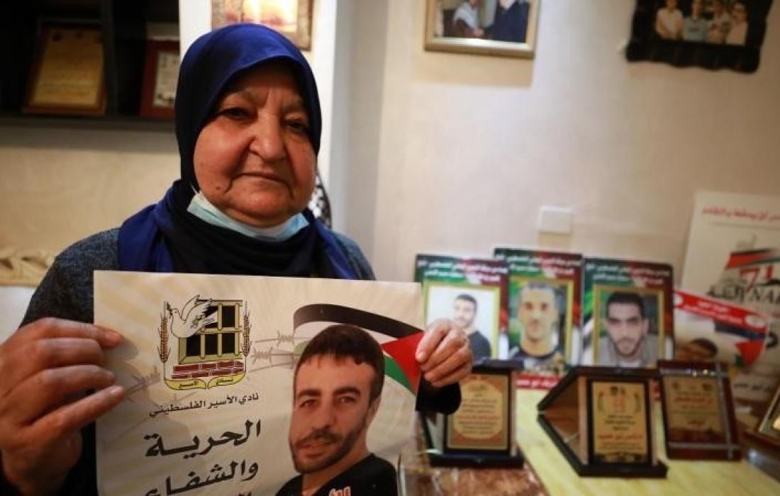 والدة الأسير ناصر أبو حميد تكشف تطورات الحالة الصحية لنجلها