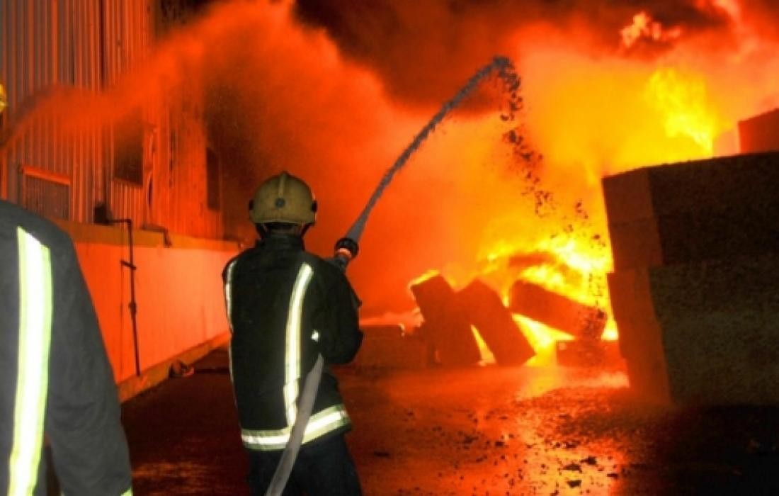 طواقم بلدية غزة تتمكن من إخماد حريق في مكب للنفايات بمنطقة جحر الديك