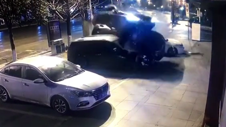 فيديو..سيارة تقفز فوق 3 مركبات وتركن إلى جانب الرابعة في حادث غريب من نوعه