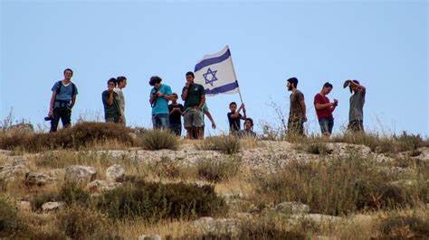 مستوطنون متطرفون ينفذون انتهاكات بحق المواطنين وممتلكاتهم في الضفة