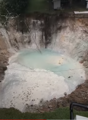 حفرة عملاقة تبتلع المنازل في ولاية فلوريدا الأمريكية