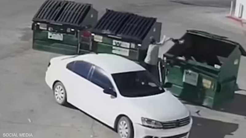 فيديو.. الكاميرا ترصد حادثة مرعبة " الأم "  ألقت برضيعها في النفايات