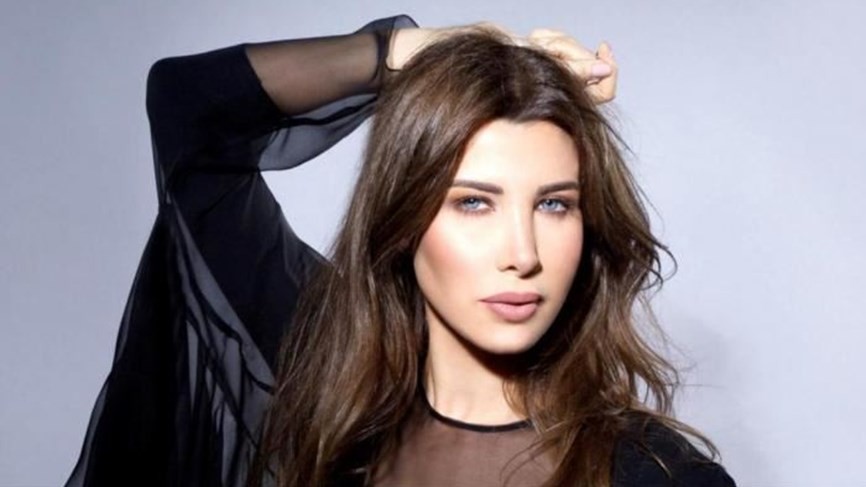 شاهد.. فستان النجمة نانسي عجرم يلفت الانتباه