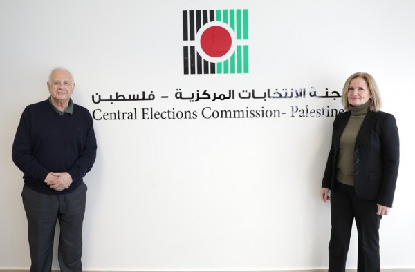 تفاصيل لقاء حنا ناصر مع القنصل البريطاني العام لدى فلسطين
