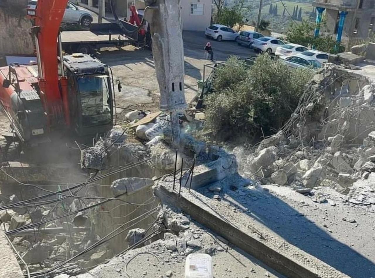الاحتلال يجبر مواطنًا من طمرة على هدم منزله بحجة عدم الترخيص.