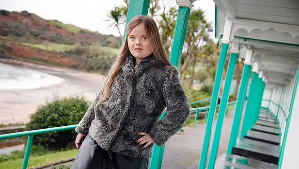 بريطانية من أصحاب متلازمة داون تقتحم عالم الأزياء