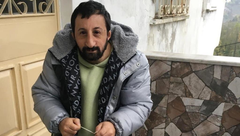 في حراسة البودي جارد.. وصول البلوجر التركي الشهير كوكسال بابا إلى مصر