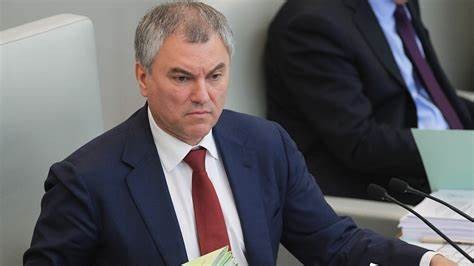 رئيس مجلس الدوما الروسي يكشف مكان تواجد الرئيس الأوكراني بالأمس