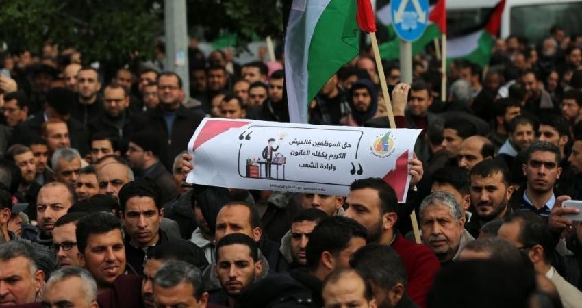 نقابة الموظفين بغزة تُحذّر من استمرار المماطلة في تلبية مطالبها