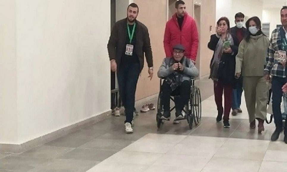 الفنان سمير صبري يصل ندوته بمعرض الكتاب على كرسي متحرك