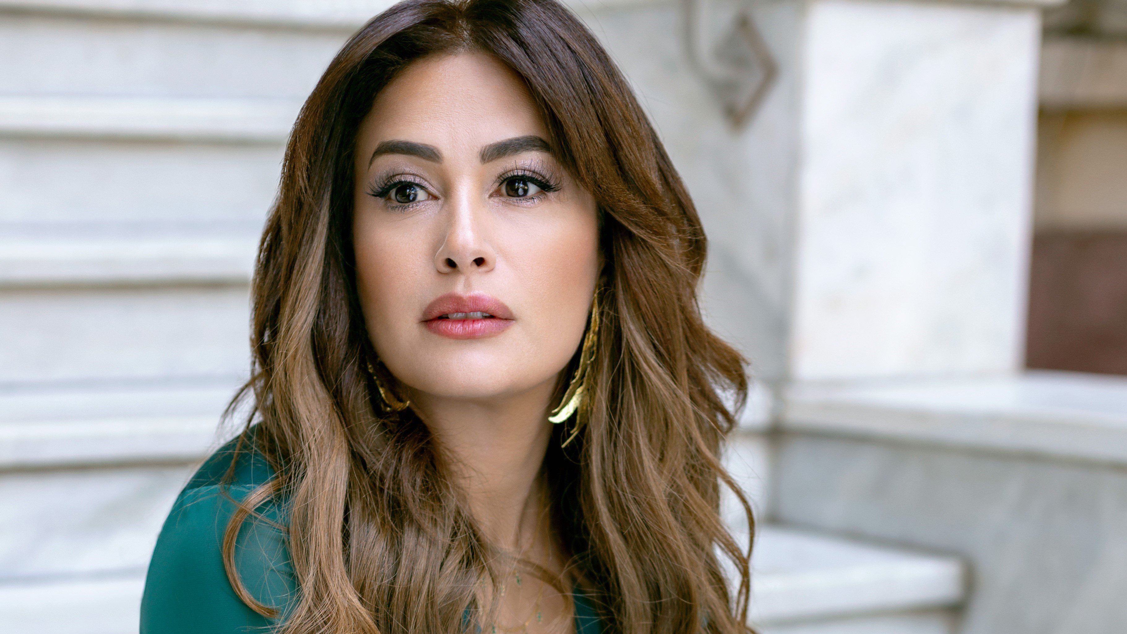 هند صبري تتحدث عن عمليات التجميل وسبب إبعاد أسرتها عن الأضواء