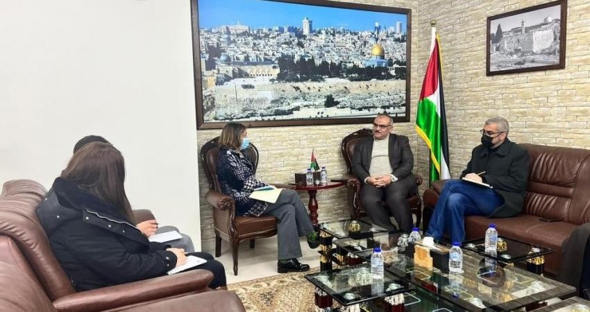 سرحان يلتقي بمنسق الشؤون الإنسانية بالأراضي الفلسطينية