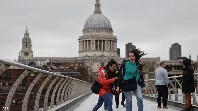 بالفيديو: بريطانيون يكافحون للصمود أمام "عاصفة يونيس"