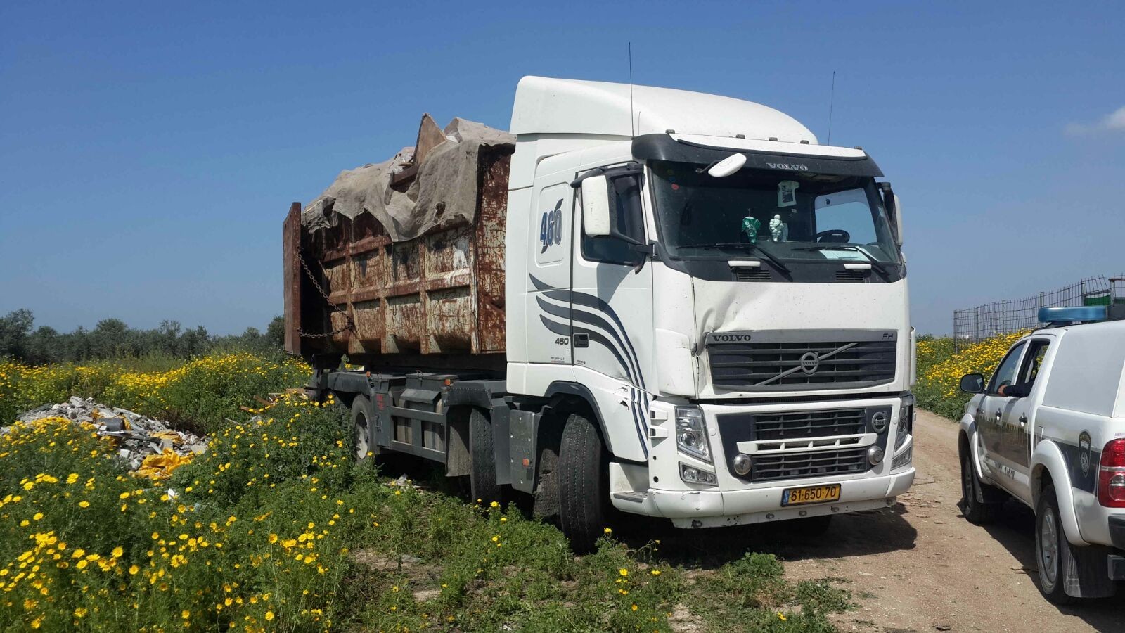 سلطة البيئة تُرجع شاحنة محملة بالنفايات والمخلفات إلى الاحتلال