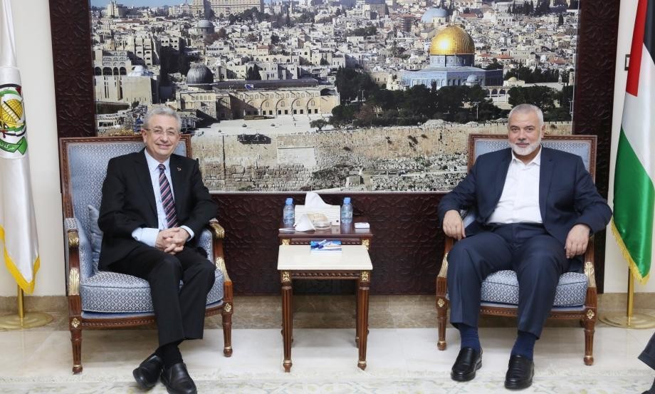 هنية يستقبل البرغوثي في العاصمة القطرية الدوحة