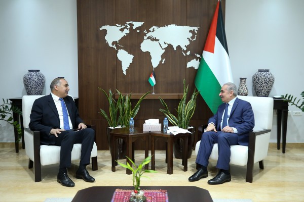 اشتية يلتقي السفير المغربي الجديد لدى فلسطين