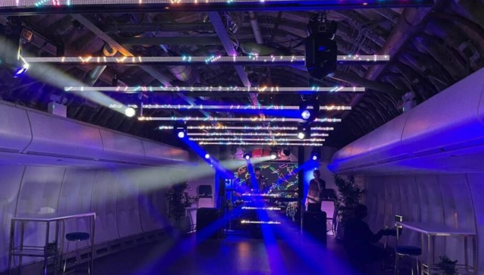 تم شرائها مقابل 1 جنيه استرليني.. تحويل طائرة بوينج لـ"قاعة حفلات"