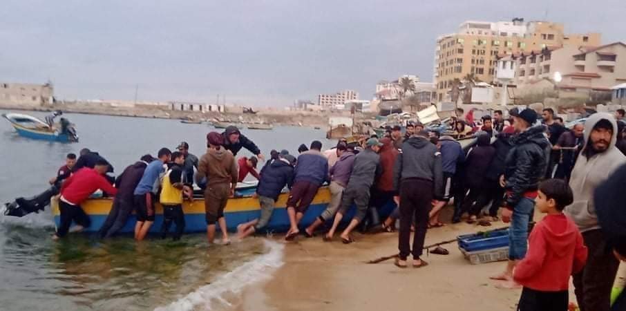 إصابة صياد جراء انقلاب قارب في بحر غزة
