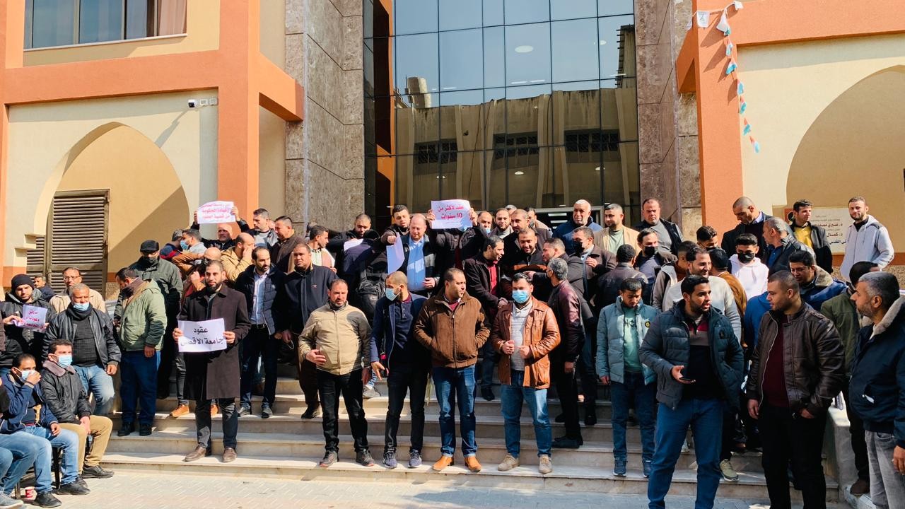 موظفو العقود بجامعة الأقصى يُضربون عن العمل تمهيداً لإضرابٍ مفتوحٍ حتى نيل حقوقهم