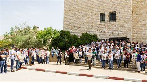 طلبة جامعة بيرزيت يُنظمون وقفة تضامنية مع الأسرى