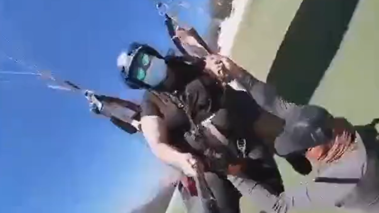 لحظة سقوط عامل مساعد من مظلة شراعية فى الهواء