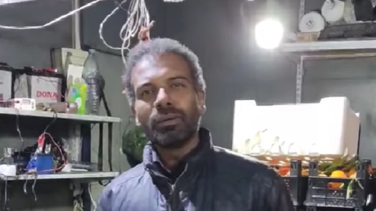 بالفيديو: من على بسطة للخضار .. شاب سوري يأسر قلوب المتابعين بصوته العذب