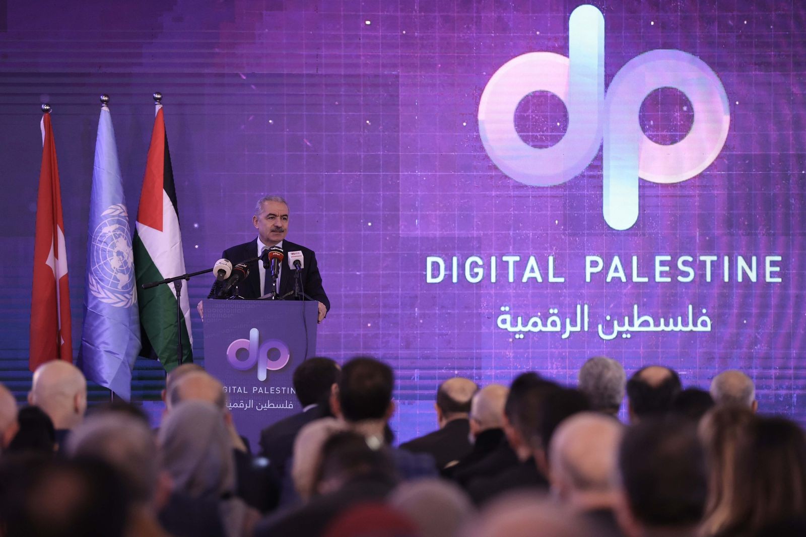اشتية: نعمل على توفير البنية التحتية والتشريعات اللازمة للتحول الرقمي