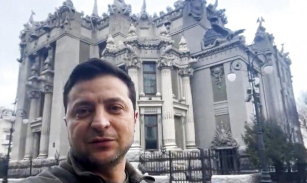 زيلينسكي من قصر الرئاسة في كييف: أنا لا أختبئ ولا أخاف من أحد