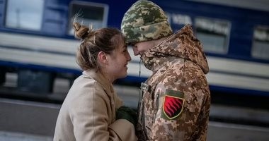 لحظات مؤثرة لجنود أوكرانيين يودعون خطيباتهم بمحطة قطار