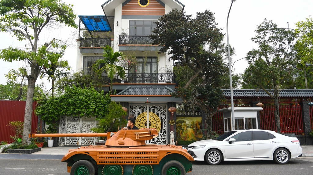 فيتنامى ينفق 11ألف دولار لتحويل سيارة إلى دبابة خشبية لابنه تجوب الشوارع