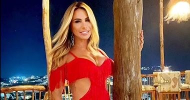 كلمة السر نظامها الغذائي.. بريطانية عمرها 53 سنة تظهر كـ"بنات العشرين"