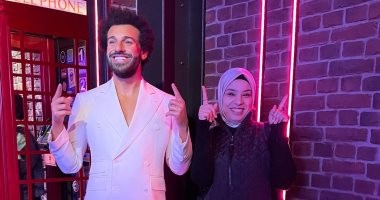 شاهدوا: شقيقة محمد صلاح فى ظهور نادر مع تمثاله بمتحف مدام توسو