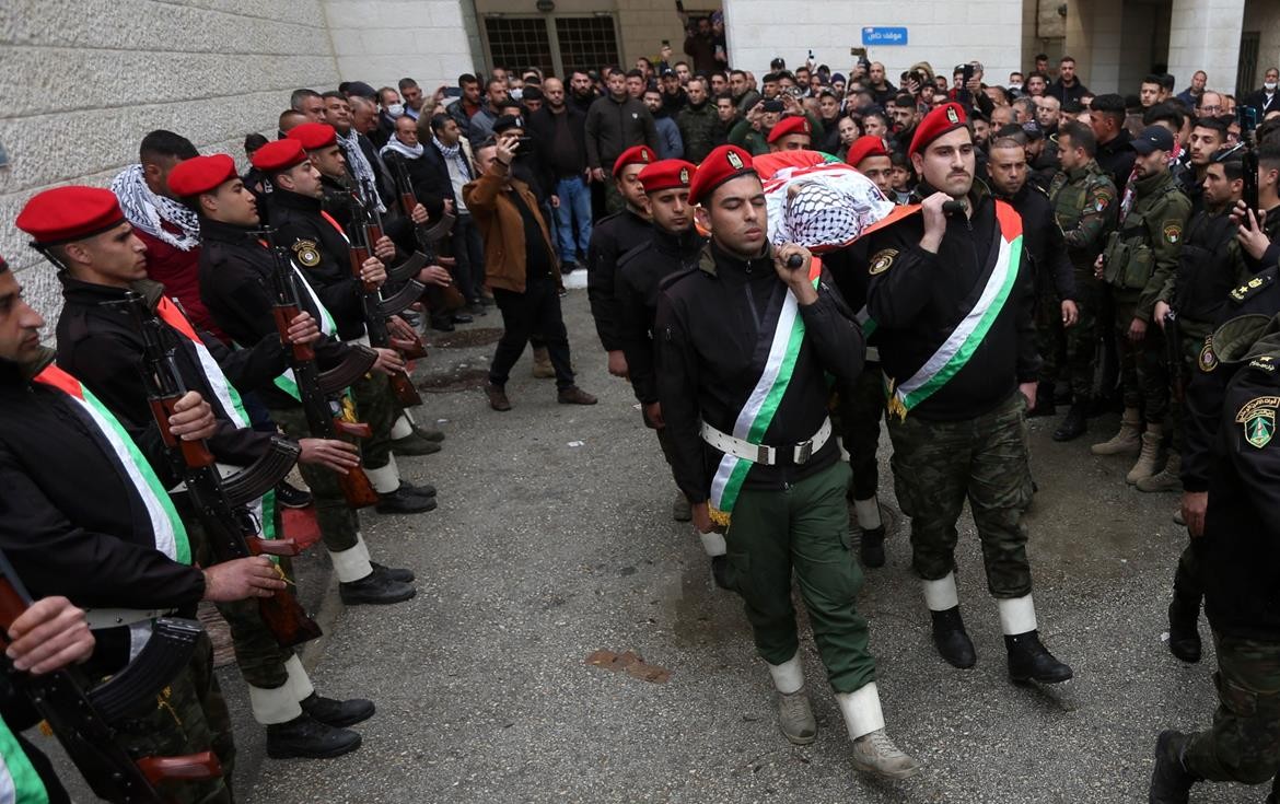 أهالي برقة يُشيعون جثمان الشهيد أحمد سيف