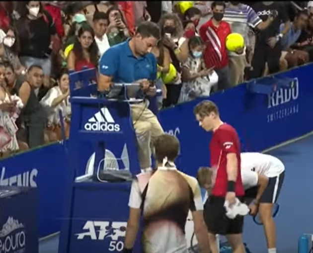 لاعب تنس يخرج عن آداب اللعبة ويهدد حكم المباراة بطريقة عنيفة