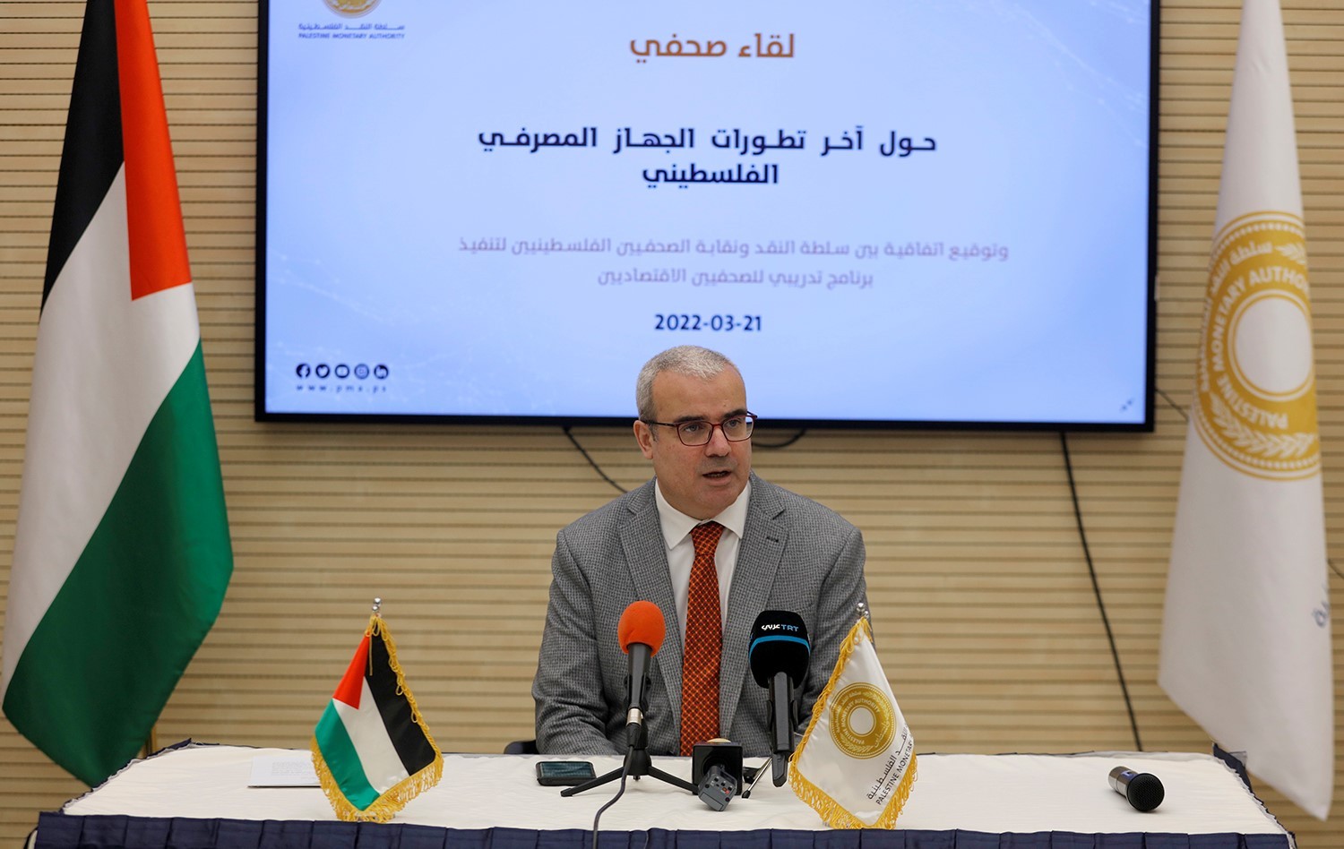 سلطة النقد ترجح تحويل رواتب العمال في أراضي الـ48 عبر البنوك المحلية