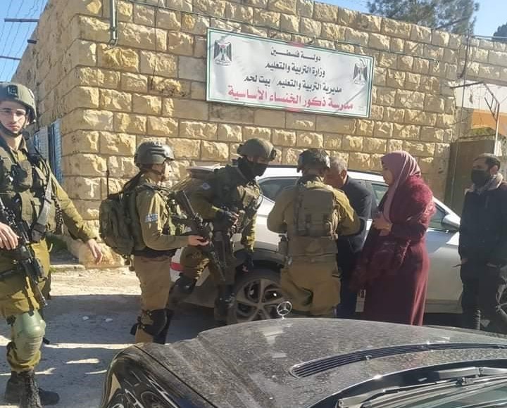 مستوطن يُطلق النار صوب مدرسة أساسية للذكور في بلدة تقوع