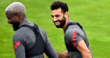 محمد صلاح يستمع لويجز أثناء تدريباته الرياضية