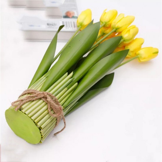 شاهد: رجل يهدي باقة زهور "من الذهب" بأكثر من 300 ألف دولار