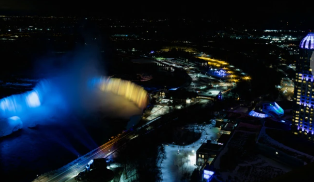 شلالات نياجرا تضىء بألوان العلم الأوكرانى تضامنا معها