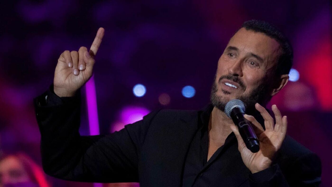 بعد إصابته بالدوار... كاظم الساهر يغني جالساً في أحدث حفلاته