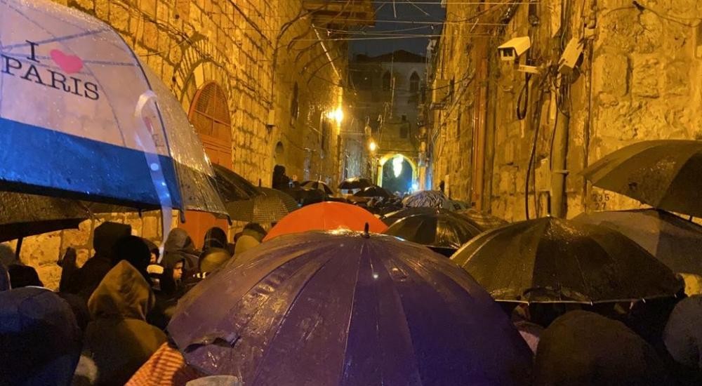 شاهد.. الآلاف يلبون نداء الفجر العظيم بأداء الصلاة في المسجد الأقصى