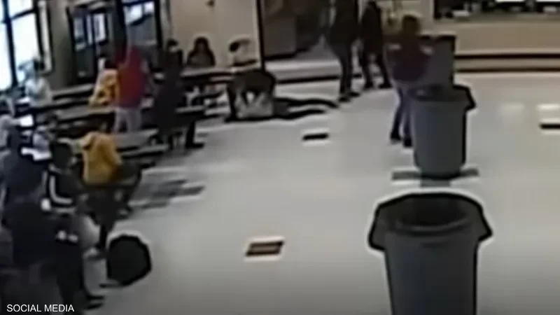 بالفيديو: شجار مدرسي ينتهي بـ"خنق طالبة على طريقة فلويد"