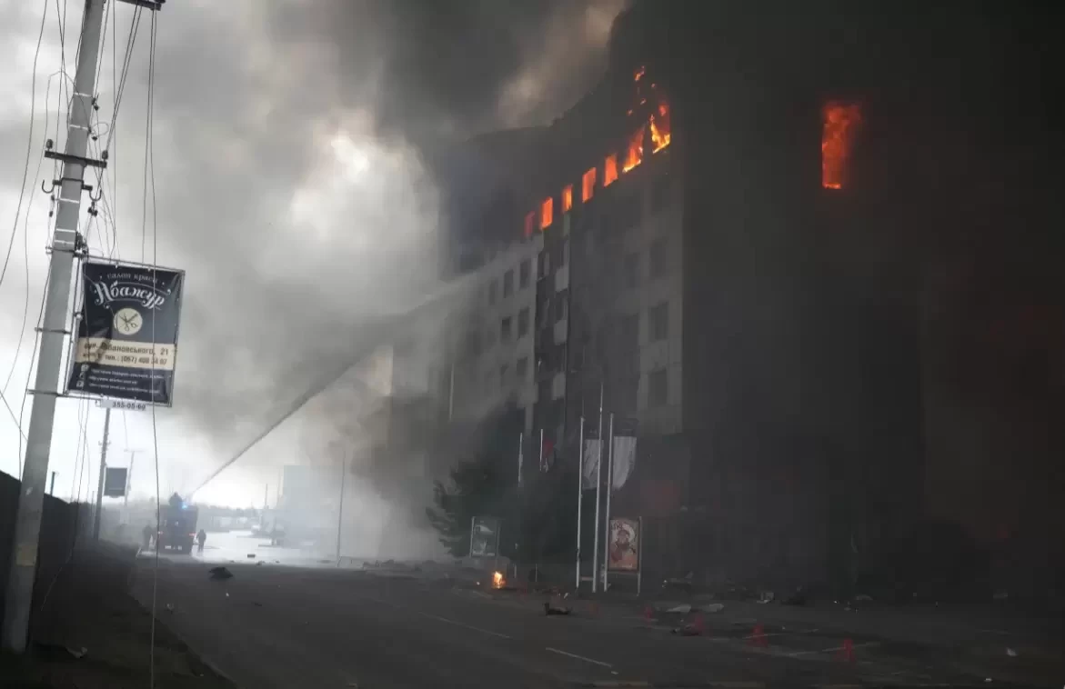 بالفيديو: اندلاع حريق في محطة "إنيرهودار" النووية جنوب أوكرانيا