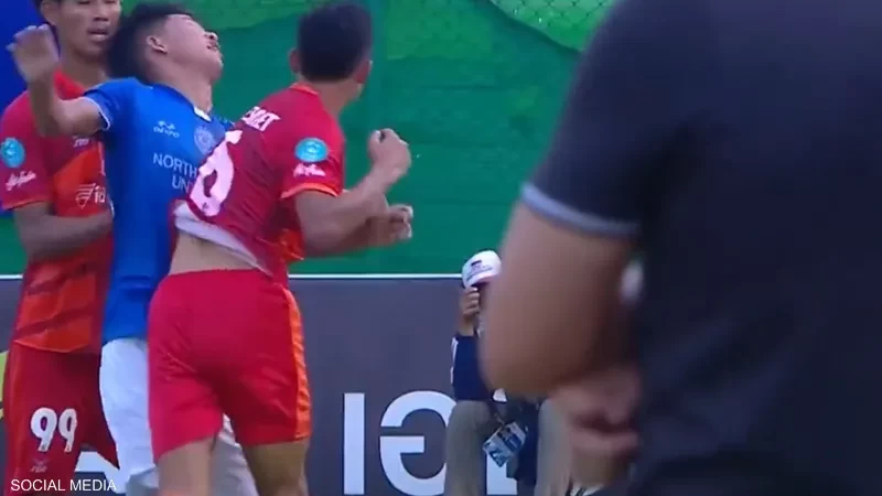 على طريقة لاعبي الكاراتيه.. فيديو لحركة خطيرة في مباراة كرة